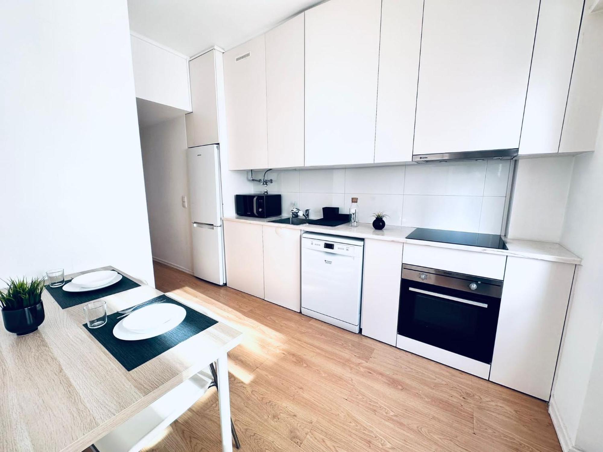 The Redondo House - No 4e1 - Comfortable Two-bedroom Apartment *